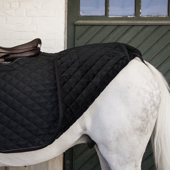 Ideaal om de paarden mee los te rijden of in- en uit te stappen wanneer het koud is. Ideaal om de paarden mee los te rijden of in- en uit te stappen wanneer het koud is.