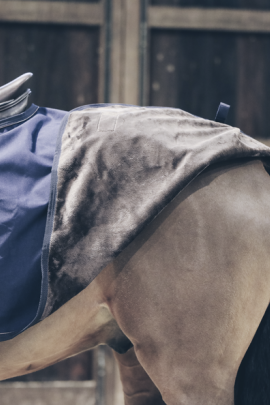 Ideaal om de paarden mee los te rijden of in- en uit te stappen wanneer het koud is. Ideaal om de paarden mee los te rijden of in- en uit te stappen wanneer het koud is.