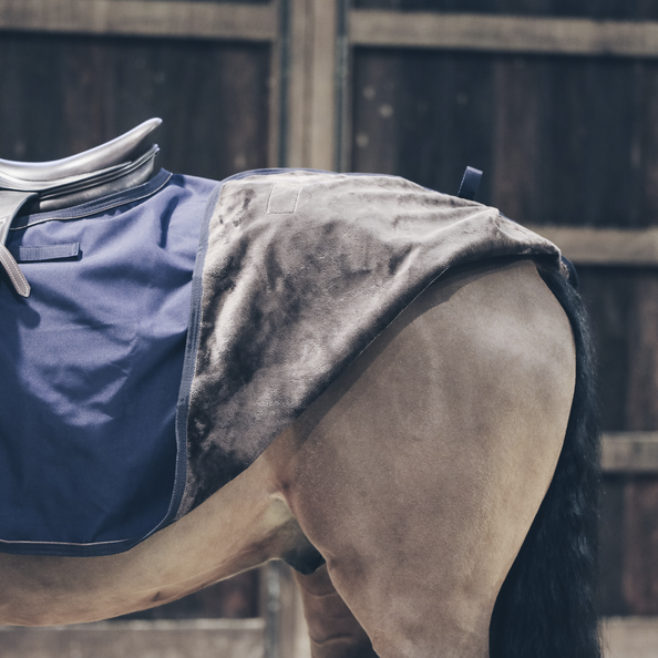 Ideaal om de paarden mee los te rijden of in- en uit te stappen wanneer het koud is. Ideaal om de paarden mee los te rijden of in- en uit te stappen wanneer het koud is.