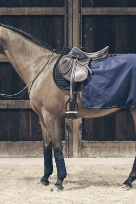 Ideaal om de paarden mee los te rijden of in- en uit te stappen wanneer het koud is. Ideaal om de paarden mee los te rijden of in- en uit te stappen wanneer het koud is.