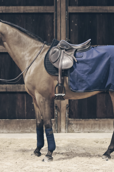 Ideaal om de paarden mee los te rijden of in- en uit te stappen wanneer het koud is. Ideaal om de paarden mee los te rijden of in- en uit te stappen wanneer het koud is.