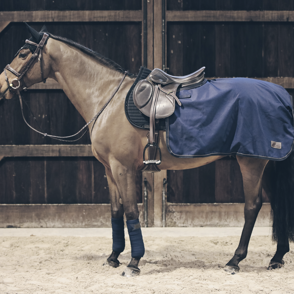 Ideaal om de paarden mee los te rijden of in- en uit te stappen wanneer het koud is. Ideaal om de paarden mee los te rijden of in- en uit te stappen wanneer het koud is.