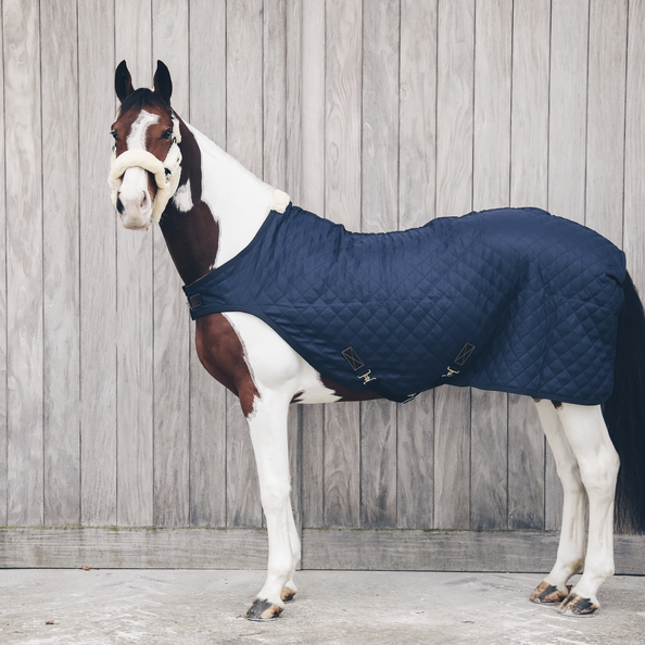 Ideaal om de paarden mee te longeren of in de stapmolen te zetten wanneer het koud is. Ideaal om de paarden mee te longeren of in de stapmolen te zetten wanneer het koud is.