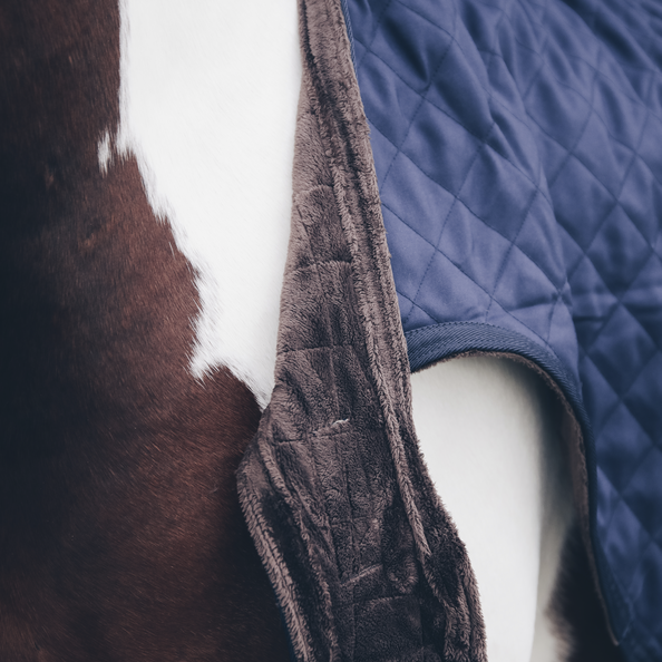 Ideaal om de paarden mee te longeren of in de stapmolen te zetten wanneer het koud is. Ideaal om de paarden mee te longeren of in de stapmolen te zetten wanneer het koud is.
