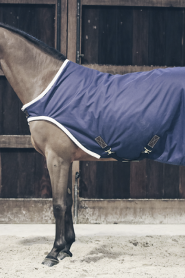 Ideaal om de paarden mee te longeren of in de stapmolen te zetten wanneer het koud is. Ideaal om de paarden mee te longeren of in de stapmolen te zetten wanneer het koud is.