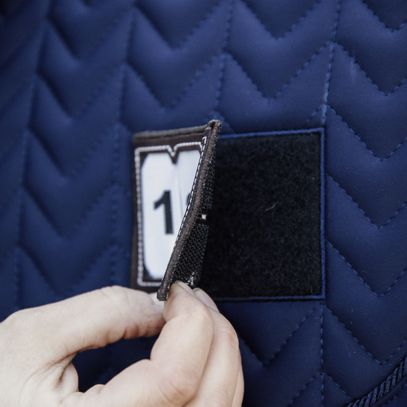 Kentucky zadeldek met verwijderbare kunstleren patch waarmee u uw startnummer kunt aangeven Kentucky zadeldek met verwijderbare kunstleren patch waarmee u uw startnummer kunt aangeven