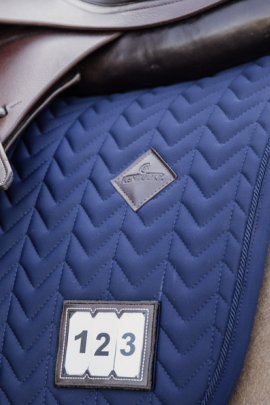 Kentucky zadeldek met verwijderbare kunstleren patch waarmee u uw startnummer kunt aangeven