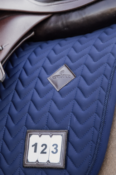 Kentucky zadeldek met verwijderbare kunstleren patch waarmee u uw startnummer kunt aangeven Kentucky zadeldek met verwijderbare kunstleren patch waarmee u uw startnummer kunt aangeven