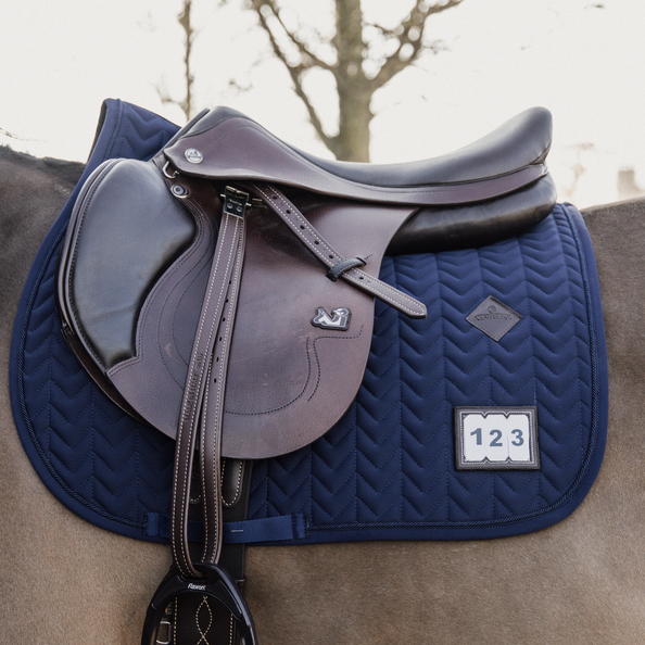 Kentucky zadeldek met verwijderbare kunstleren patch waarmee u uw startnummer kunt aangeven Kentucky zadeldek met verwijderbare kunstleren patch waarmee u uw startnummer kunt aangeven