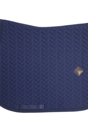 Dit zadeldoek Fishbone heeft het unieke visgraat motief en is gemaakt uit zeer ademend materiaal. Dit zadeldoek Fishbone heeft het unieke visgraat motief en is gemaakt uit zeer ademend materiaal.