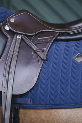 Dit zadeldoek Fishbone heeft het unieke visgraat motief en is gemaakt uit zeer ademend materiaal. Dit zadeldoek Fishbone heeft het unieke visgraat motief en is gemaakt uit zeer ademend materiaal.