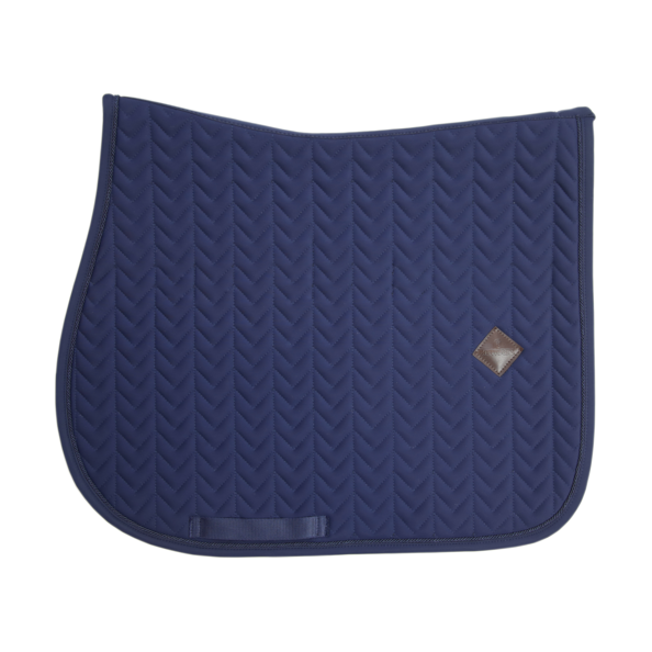 Dit zadeldoek Fishbone heeft het unieke visgraat motief en is gemaakt uit zeer ademend materiaal. Dit zadeldoek Fishbone heeft het unieke visgraat motief en is gemaakt uit zeer ademend materiaal.