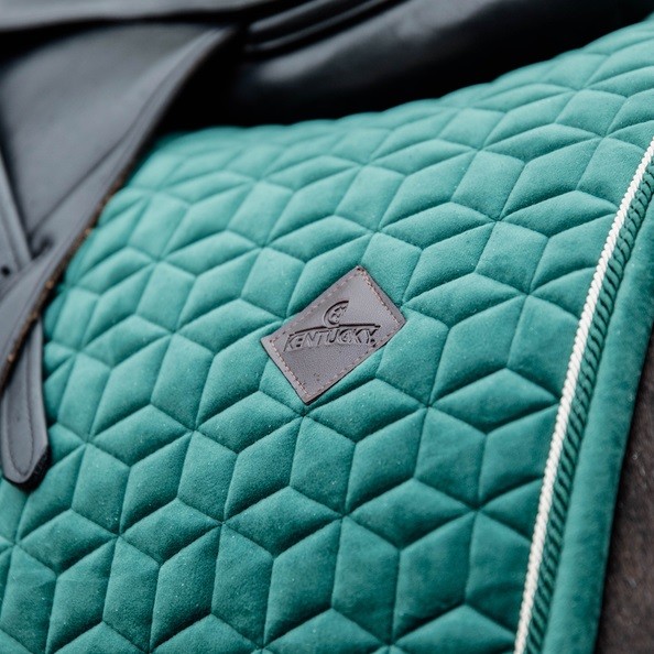 Sjabrak Velvet Dressage met dubbel gedraaide bies is zeer stijlvol en elegant Sjabrak Velvet Dressage met dubbel gedraaide bies is zeer stijlvol en elegant