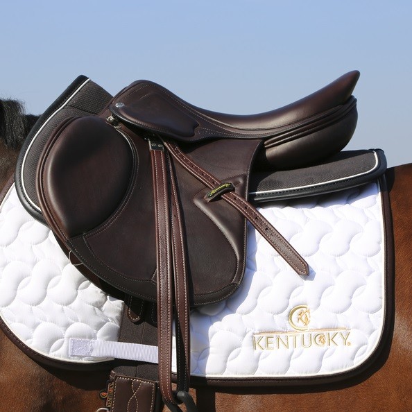 Thanks to the Half Pad Anatomic Absorb, the rider has a better connection with the horse. Thanks to the Half Pad Anatomic Absorb, the rider has a better connection with the horse.