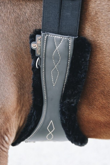 This cover fits the Sheepskin Anatomic Girth of Kentucky Horsewear. This cover fits the Sheepskin Anatomic Girth of Kentucky Horsewear.