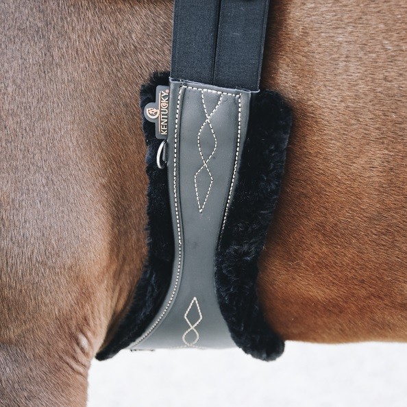 This cover fits the Sheepskin Anatomic Girth of Kentucky Horsewear. This cover fits the Sheepskin Anatomic Girth of Kentucky Horsewear.