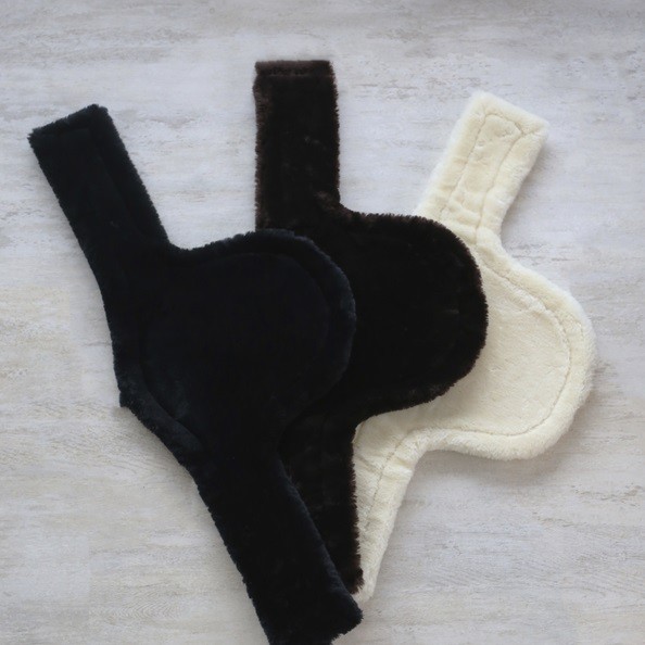 Cover voor de buiklapsingel Sheepskin biedt u de kans om de wollen voering te wassen en /of te vervangen. Cover voor de buiklapsingel Sheepskin biedt u de kans om de wollen voering te wassen en /of te vervangen.