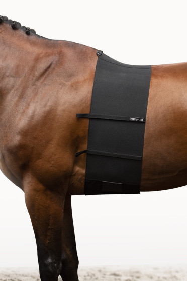 One Equestrian Body Bandage Zwart, Deze is in verschillende maten leverbaar.