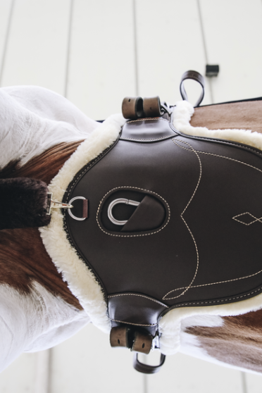 De Sheepskin Short Stud Girth is anatomisch gevormd en biedt comfort en bescherming tijdens het springen. De Sheepskin Short Stud Girth is anatomisch gevormd en biedt comfort en bescherming tijdens het springen.