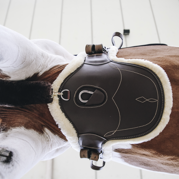 De Sheepskin Short Stud Girth is anatomisch gevormd en biedt comfort en bescherming tijdens het springen. De Sheepskin Short Stud Girth is anatomisch gevormd en biedt comfort en bescherming tijdens het springen.
