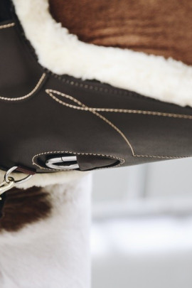 De Sheepskin Short Stud Girth is anatomisch gevormd en biedt comfort en bescherming tijdens het springen. De Sheepskin Short Stud Girth is anatomisch gevormd en biedt comfort en bescherming tijdens het springen.