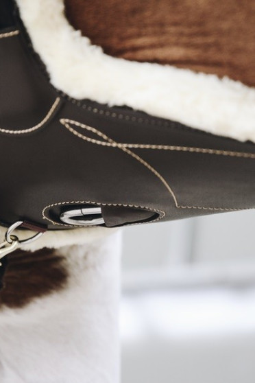 De Sheepskin Short Stud Girth is anatomisch gevormd en biedt comfort en bescherming tijdens het springen. De Sheepskin Short Stud Girth is anatomisch gevormd en biedt comfort en bescherming tijdens het springen.