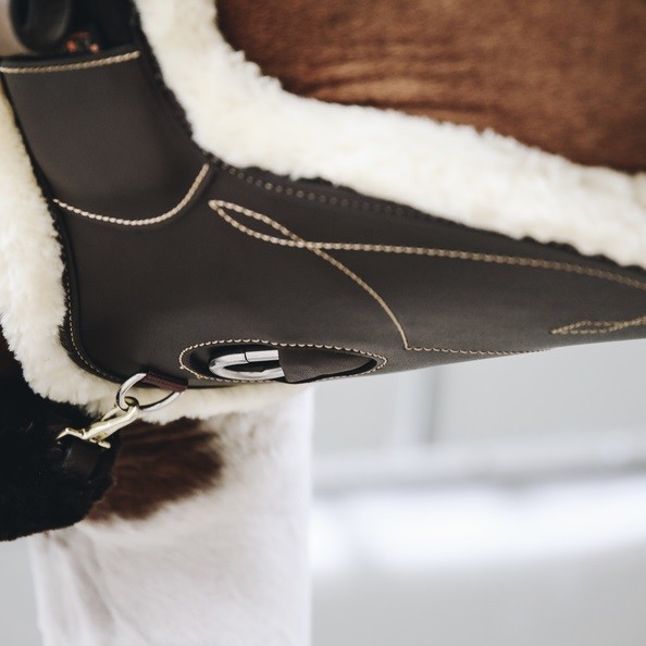 De Sheepskin Short Stud Girth is anatomisch gevormd en biedt comfort en bescherming tijdens het springen. De Sheepskin Short Stud Girth is anatomisch gevormd en biedt comfort en bescherming tijdens het springen.