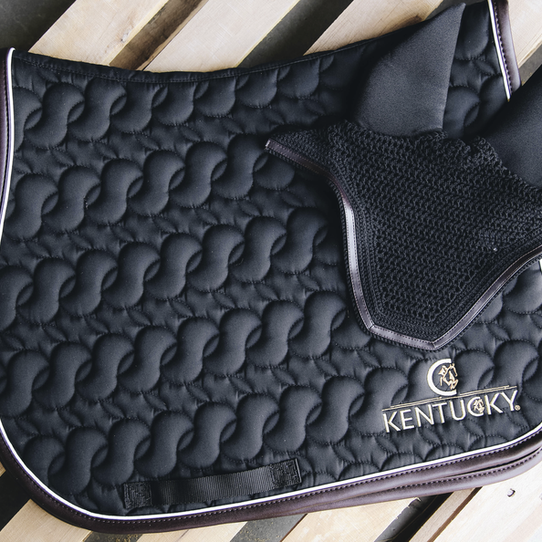Fly Veil Leather is a combination of the modern American look and Kentucky Horsewear’s expertise. Fly Veil Leather is a combination of the modern American look and Kentucky Horsewear’s expertise.