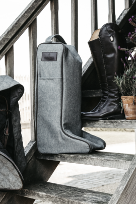 De Kentucky Horsewear Hoofdsteltas biedt bescherming voor je hoofdstellen De Kentucky Horsewear Hoofdsteltas biedt bescherming voor je hoofdstellen