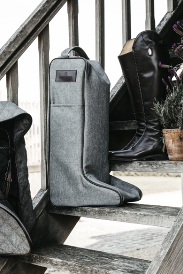 De Kentucky Horsewear Hoofdsteltas biedt bescherming voor je hoofdstellen De Kentucky Horsewear Hoofdsteltas biedt bescherming voor je hoofdstellen