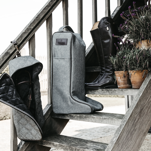 De Kentucky Horsewear Hoofdsteltas biedt bescherming voor je hoofdstellen De Kentucky Horsewear Hoofdsteltas biedt bescherming voor je hoofdstellen