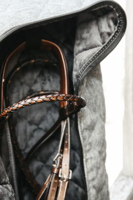 De Kentucky Horsewear Hoofdsteltas biedt bescherming voor je hoofdstellen De Kentucky Horsewear Hoofdsteltas biedt bescherming voor je hoofdstellen