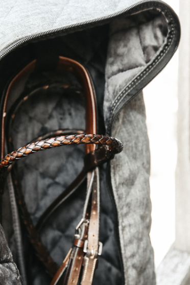 De Kentucky Horsewear Hoofdsteltas biedt bescherming voor je hoofdstellen De Kentucky Horsewear Hoofdsteltas biedt bescherming voor je hoofdstellen