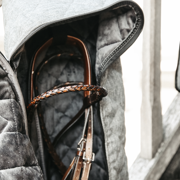 De Kentucky Horsewear Hoofdsteltas biedt bescherming voor je hoofdstellen De Kentucky Horsewear Hoofdsteltas biedt bescherming voor je hoofdstellen
