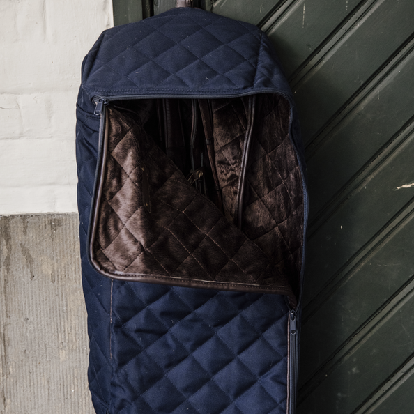 De Kentucky Horsewear Hoofdsteltas biedt bescherming voor je hoofdstellen De Kentucky Horsewear Hoofdsteltas biedt bescherming voor je hoofdstellen