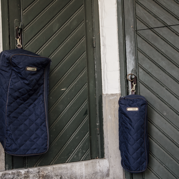De Kentucky Horsewear Hoofdsteltas biedt bescherming voor je hoofdstellen De Kentucky Horsewear Hoofdsteltas biedt bescherming voor je hoofdstellen