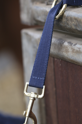 Handig hulpje op stal. Je kan met de nylon houder verschillende zaken ophangen. Handig hulpje op stal. Je kan met de nylon houder verschillende zaken ophangen.