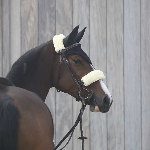 The Sheepskin Noseband Cover protects the nose of the horse against rubbing or chafing. The Sheepskin Noseband Cover protects the nose of the horse against rubbing or chafing.