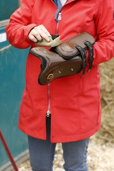 De Boots Cleaner zorgt ervoor dat uw beenbeschermers er als nieuw uitzien. De Boots Cleaner zorgt ervoor dat uw beenbeschermers er als nieuw uitzien.