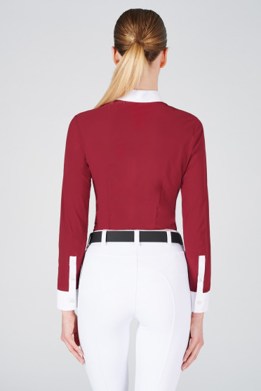 Mooi getailleerd wedstrijdshirt met lange mouwen. Mooi getailleerd wedstrijdshirt met lange mouwen.