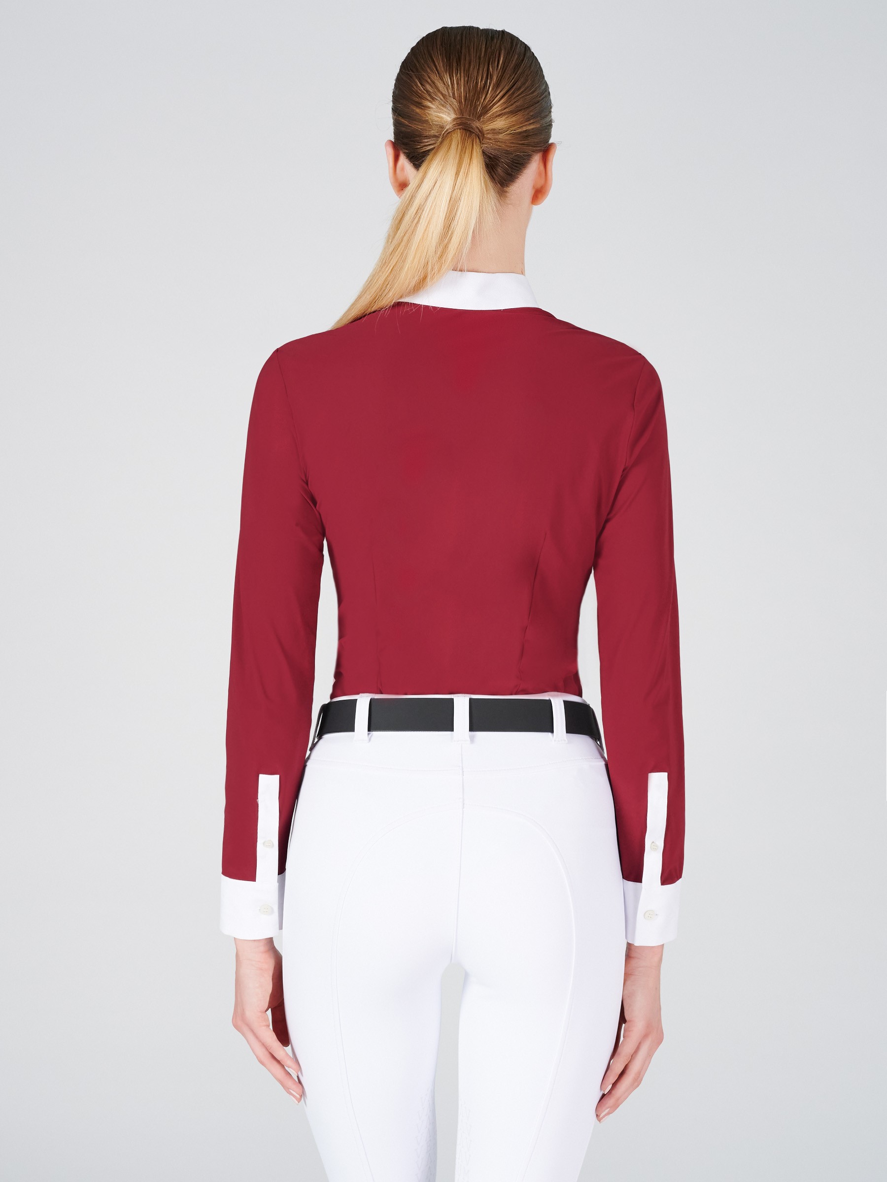 Mooi getailleerd wedstrijdshirt met lange mouwen. Mooi getailleerd wedstrijdshirt met lange mouwen.