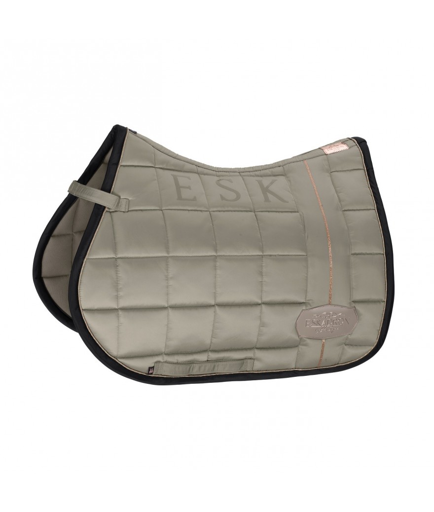 Verwoesten video Glad Anatomically shaped saddle pad from the Eskadron brand.