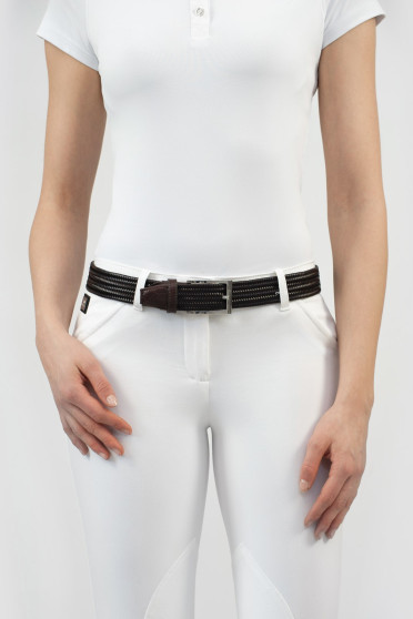 De riem is gemaakt van elastisch gevlochten leer.