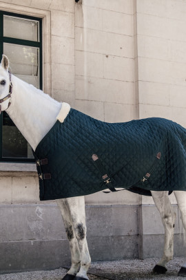 Zwarte staldeken van het kwaliteitsmerk Kentucky Horsewear. Zwarte staldeken van het kwaliteitsmerk Kentucky Horsewear.