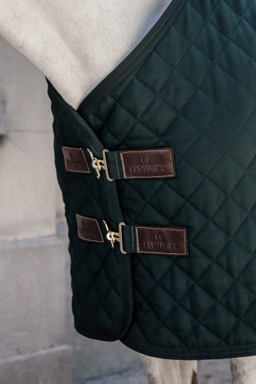 Zwarte staldeken van het kwaliteitsmerk Kentucky Horsewear. Zwarte staldeken van het kwaliteitsmerk Kentucky Horsewear.