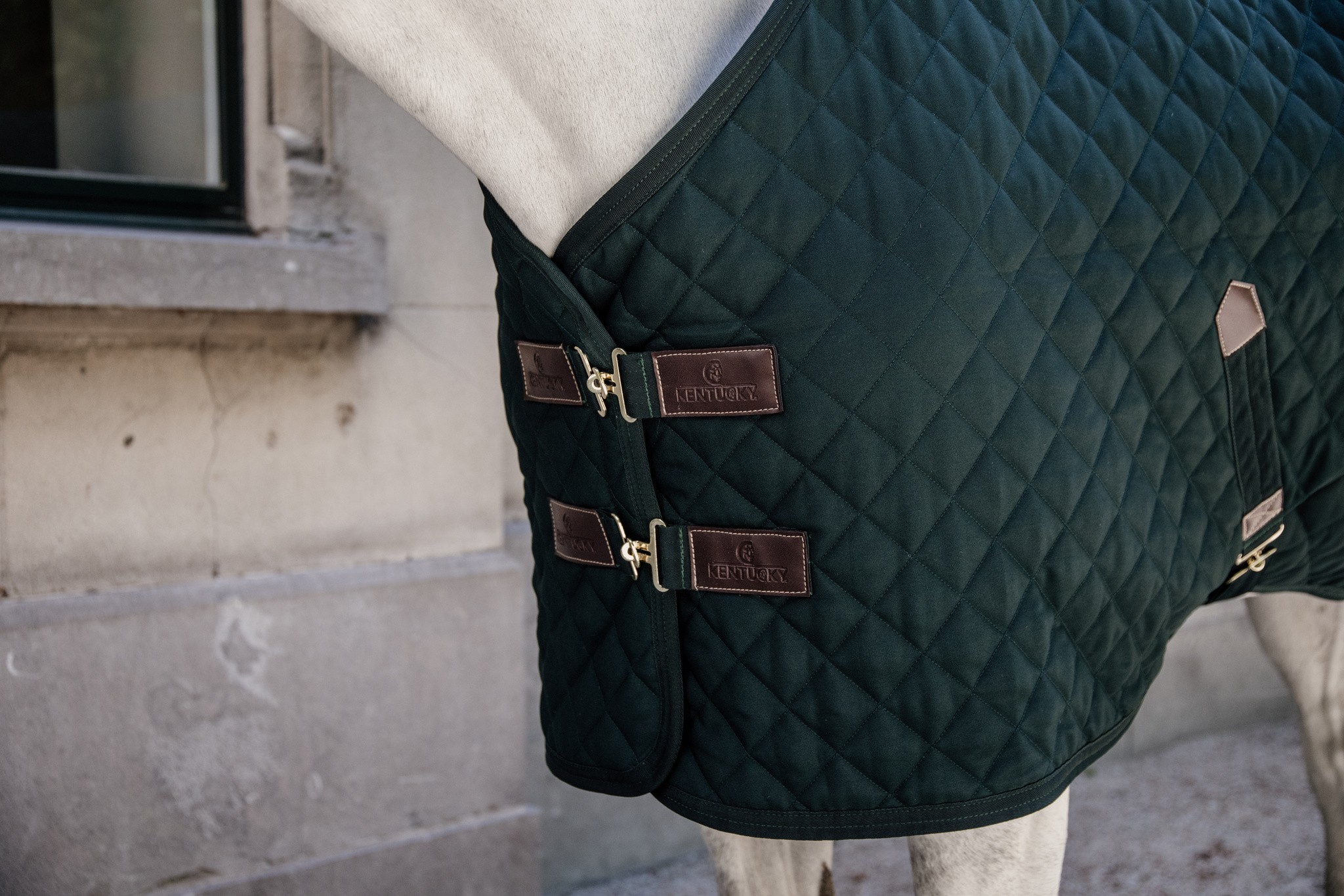 Zwarte staldeken van het kwaliteitsmerk Kentucky Horsewear. Zwarte staldeken van het kwaliteitsmerk Kentucky Horsewear.