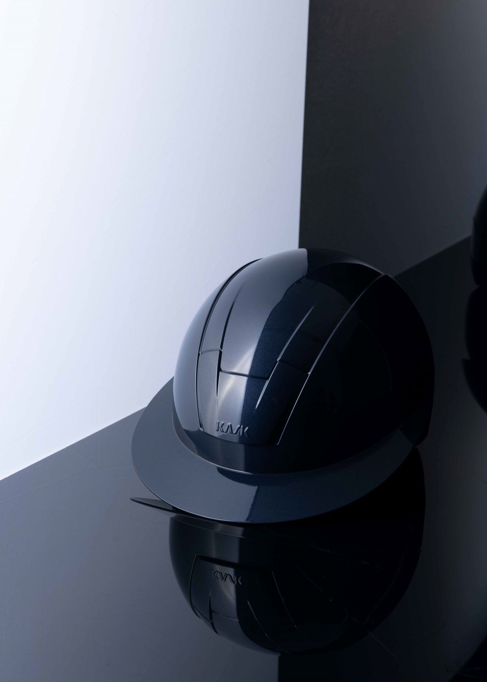 KASK Kooki, een cap die geen concessies doet aan de veiligheid! leverbaar Glossy zwart en blauw KASK Kooki, een cap die geen concessies doet aan de veiligheid! leverbaar Glossy zwart en blauw