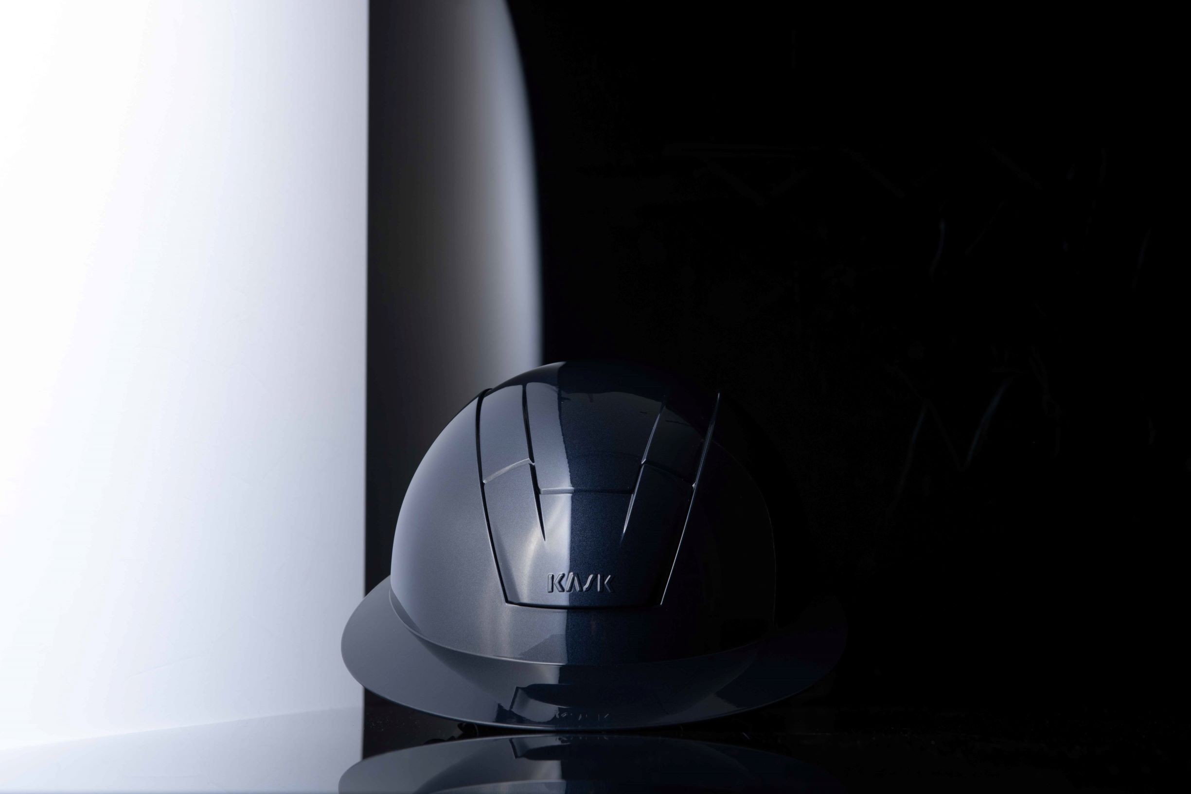 KASK Kooki, een cap die geen concessies doet aan de veiligheid! leverbaar Glossy zwart en blauw KASK Kooki, een cap die geen concessies doet aan de veiligheid! leverbaar Glossy zwart en blauw