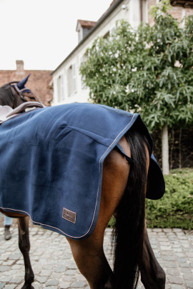 Kentucky Horsewear Riding Rug Heavy Fleece Navy, gemaakt van een kwaliteitsvolle fleece Kentucky Horsewear Riding Rug Heavy Fleece Navy, gemaakt van een kwaliteitsvolle fleece
