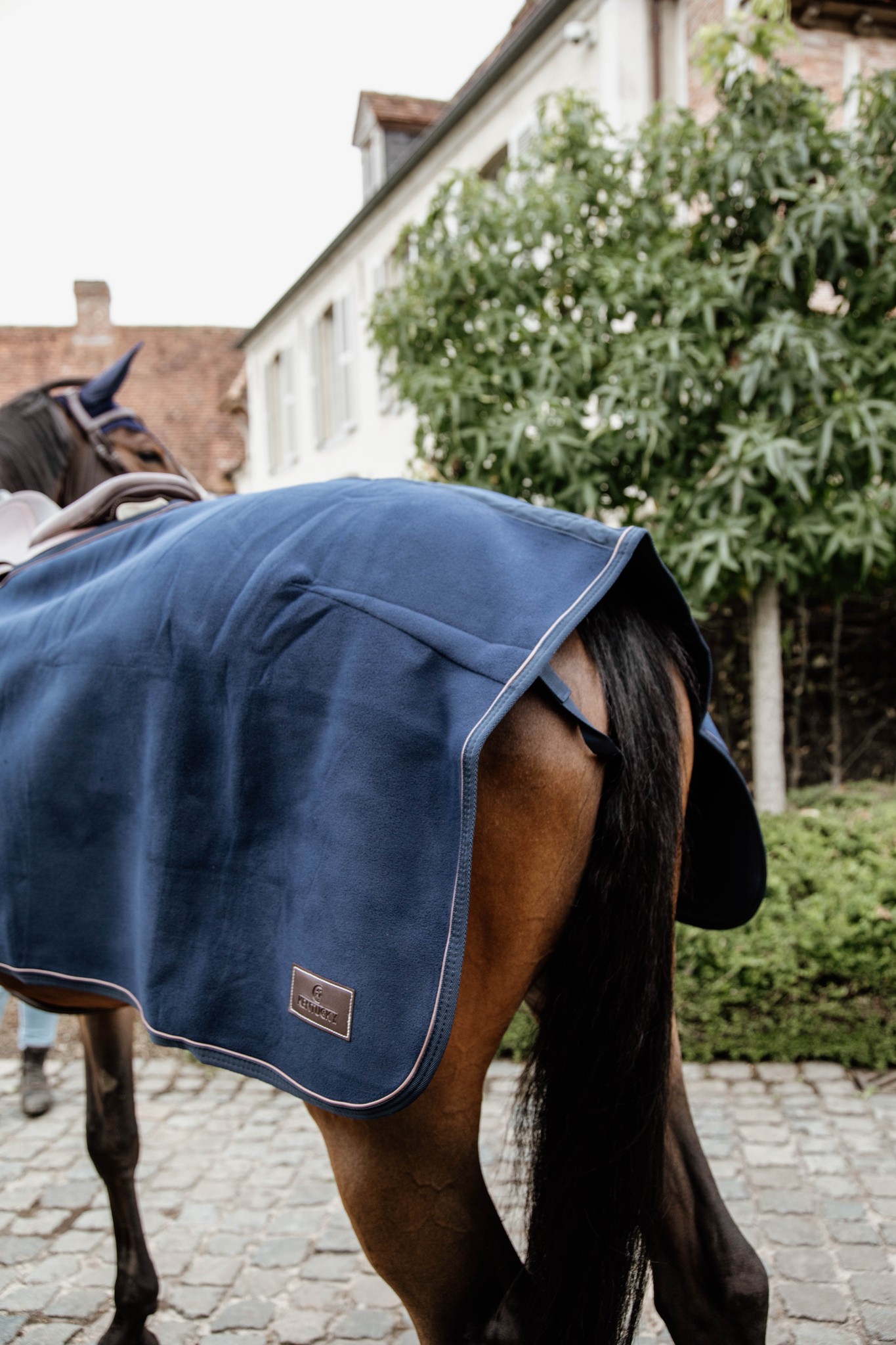 Kentucky Horsewear Riding Rug Heavy Fleece Navy, gemaakt van een kwaliteitsvolle fleece Kentucky Horsewear Riding Rug Heavy Fleece Navy, gemaakt van een kwaliteitsvolle fleece